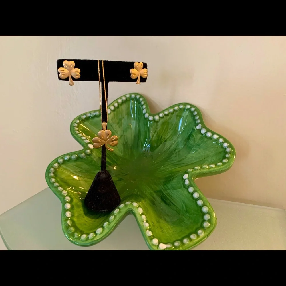 SOLD☘️14K Lucky Charm Shamrock Set☘️ (Pendant, Chain & Earrings) - Picture 2 of 13